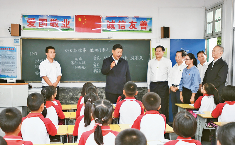 2020年9月16日至18日，中共中央總書記、國家主席、中央軍委主席習近平在湖南考察。這是16日下午，習近平在郴州市汝城縣文明瑤族鄉(xiāng)第一片小學，同正在上思政課的同學們親切交流。 新華社記者 謝環(huán)馳/攝