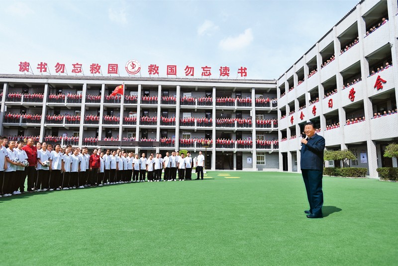 2021年9月13日至14日，中共中央總書記、國家主席、中央軍委主席習近平在陜西省榆林市考察。這是14日上午，習近平在綏德實驗中學考察時，同師生親切交流。 新華社記者 謝環(huán)馳/攝